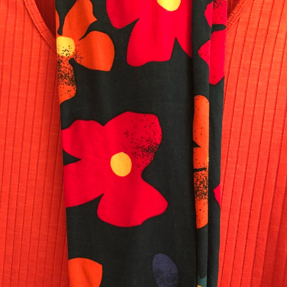 LulaRoe Ribbed Classic T and OS leggings